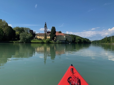 Bild 6: Flott geht's zurück - vorbei am Schloss und Kloster Vornbach bei KM 12,8